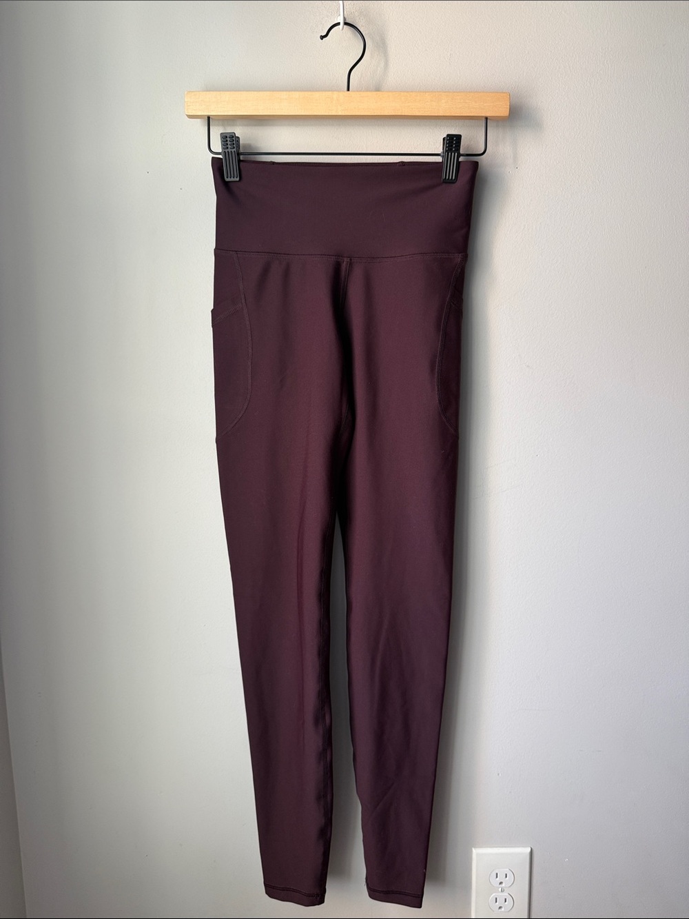 Old Navy PowerSoft High-Rise Go-Dry Leggings Burgundy Side Pocket Athletic Pants